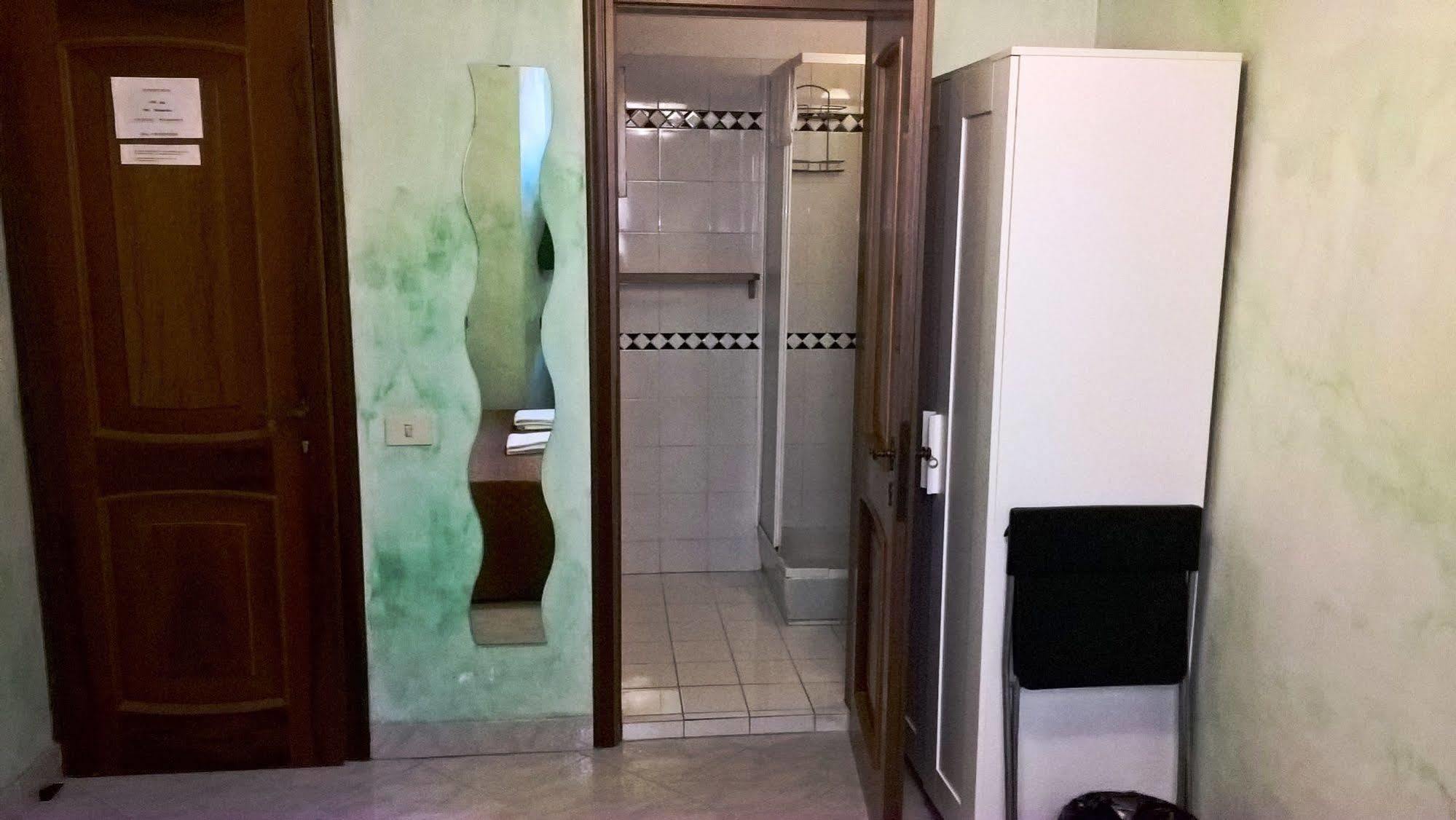 Gigi Holiday Rooms Рим Экстерьер фото